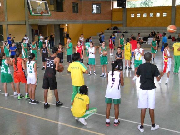 Coach Rick Walrond teaching coaching progressions in Medellín, Colombia