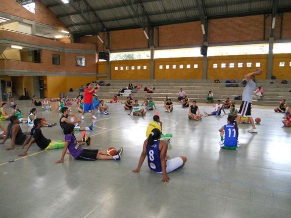 Coach Rick Walrond coaching in Medellín, Colombia