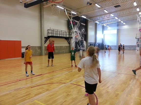Coach Rick Walrond coaching in Sweden
